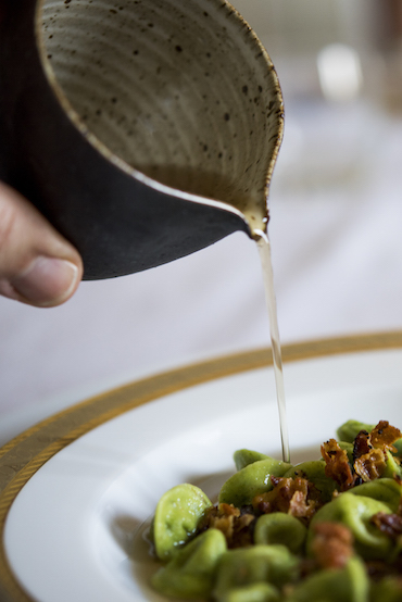 Cappellettini verdi con gricia, croccante di guanciale, consumato di manzo