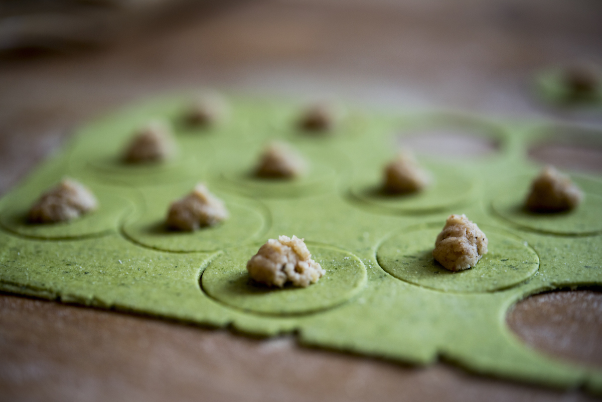 Cappellettini verdi con gricia, croccante di guanciale, consumato di manzo