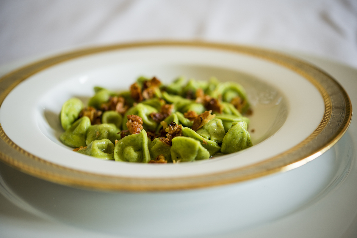 Cappellettini verdi con gricia, croccante di guanciale, consumato di manzo