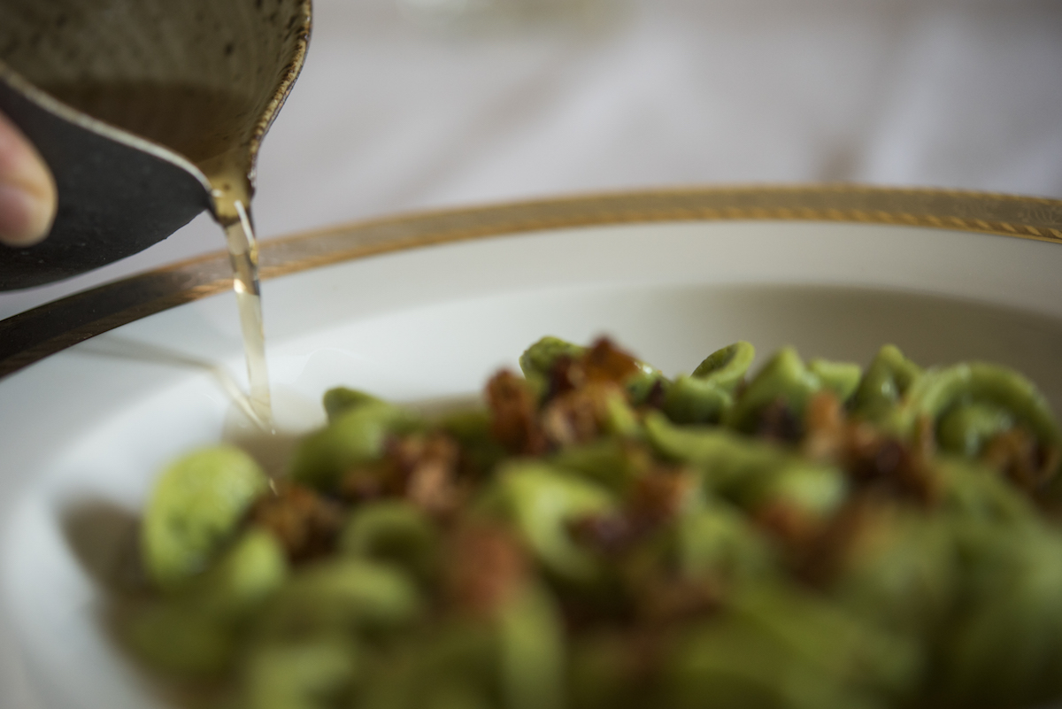 Cappellettini verdi con gricia, croccante di guanciale, consumato di manzo