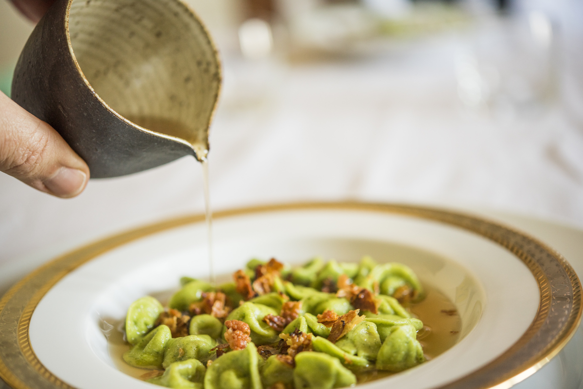 Cappellettini verdi con gricia, croccante di guanciale, consumato di manzo