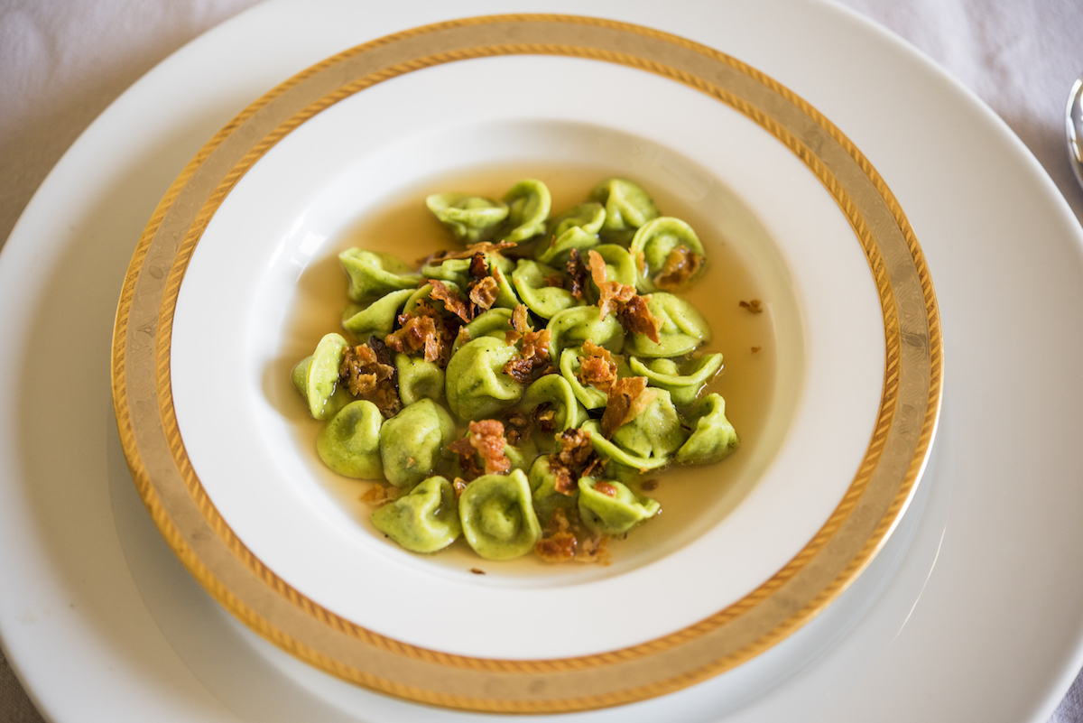 Cappellettini verdi con gricia, croccante di guanciale, consumato di manzo