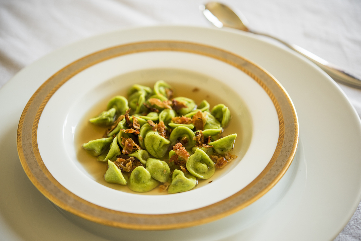 Cappellettini verdi con gricia, croccante di guanciale, consumato di manzo