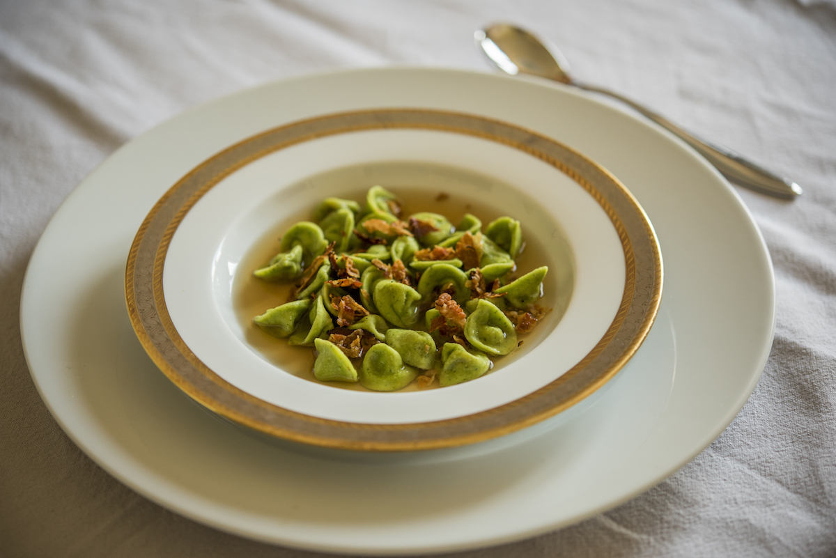 Cappellettini verdi con gricia, croccante di guanciale, consumato di manzo