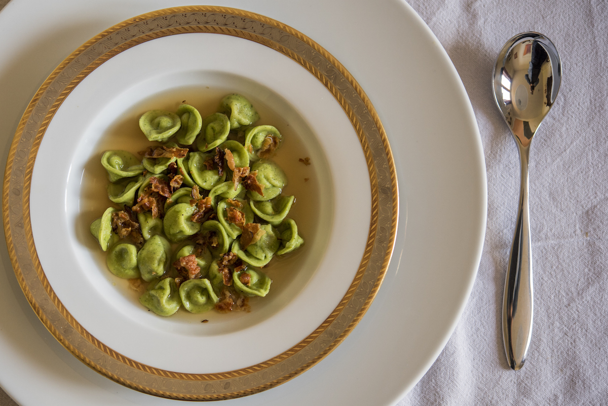 Cappellettini verdi con gricia, croccante di guanciale, consumato di manzo