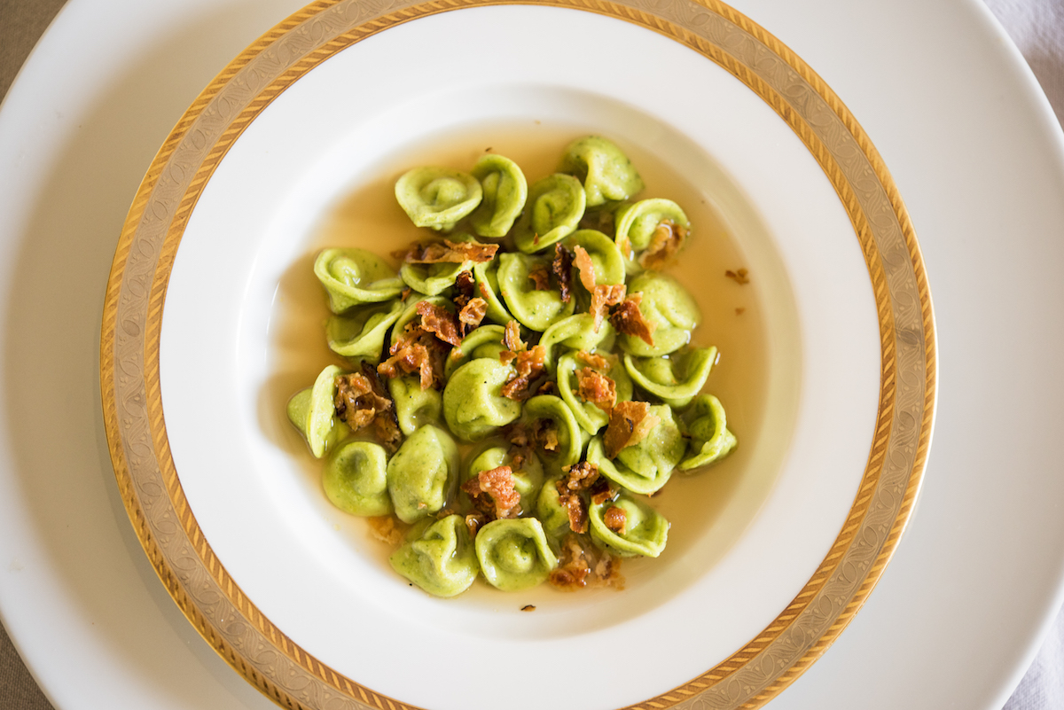 Cappellettini verdi con gricia, croccante di guanciale, consumato di manzo