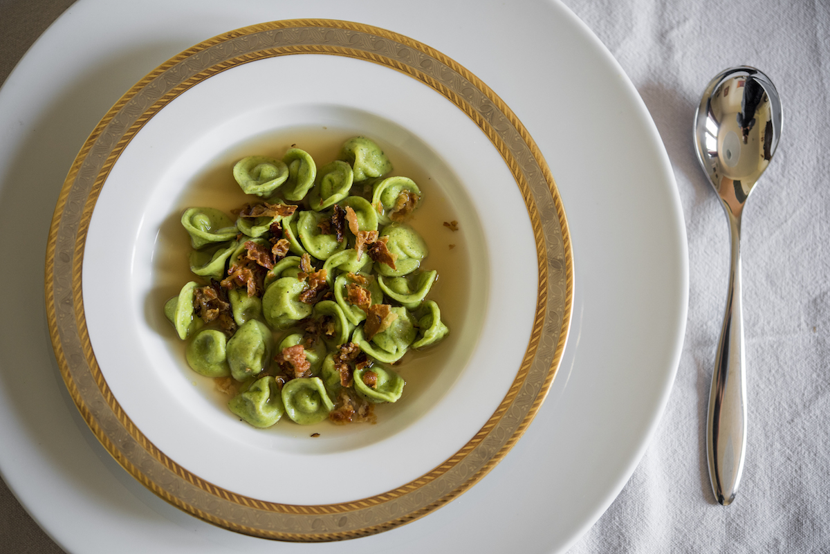 Cappellettini verdi con gricia, croccante di guanciale, consumato di manzo