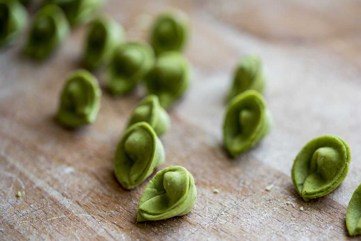 Cappellettini verdi con gricia, croccante di guanciale, consumato di manzo