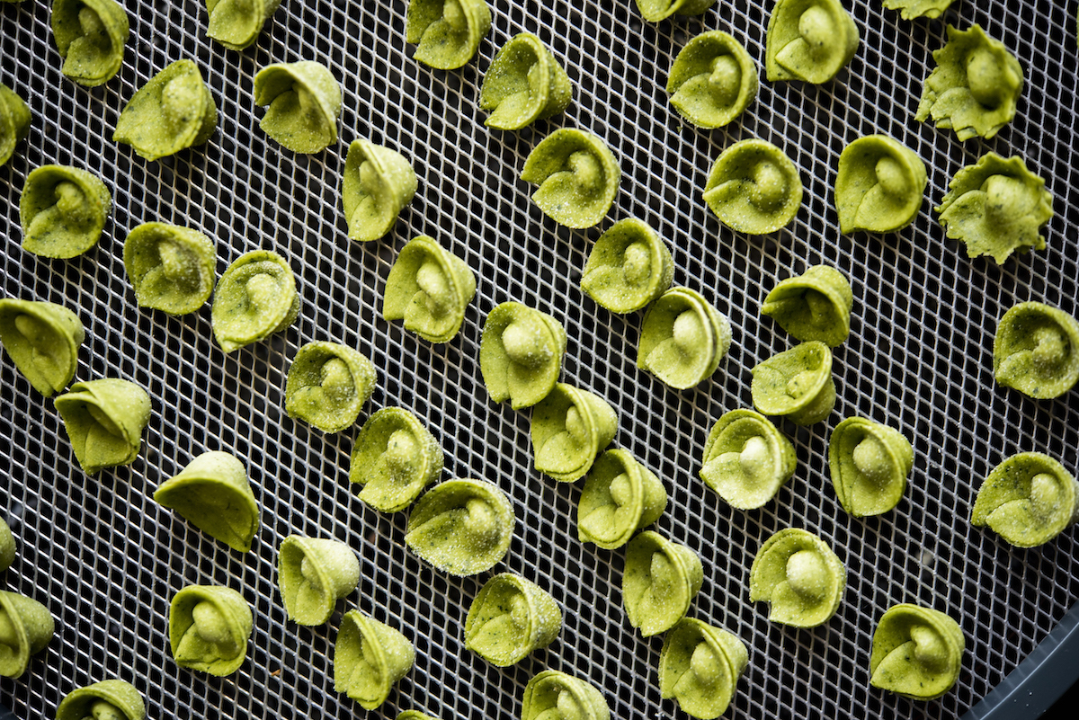 Cappellettini verdi con gricia, croccante di guanciale, consumato di manzo