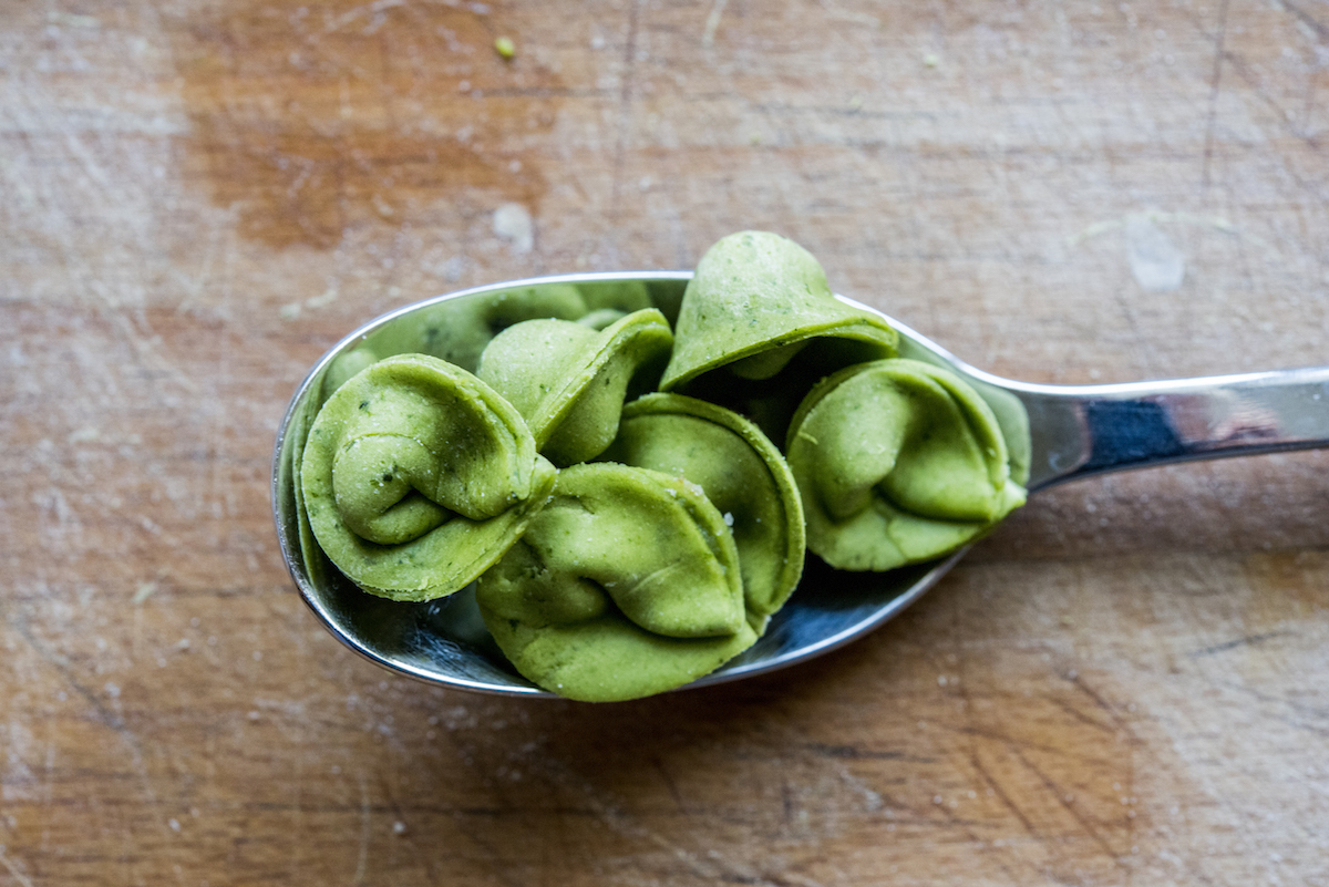 Cappellettini verdi con gricia, croccante di guanciale, consumato di manzo