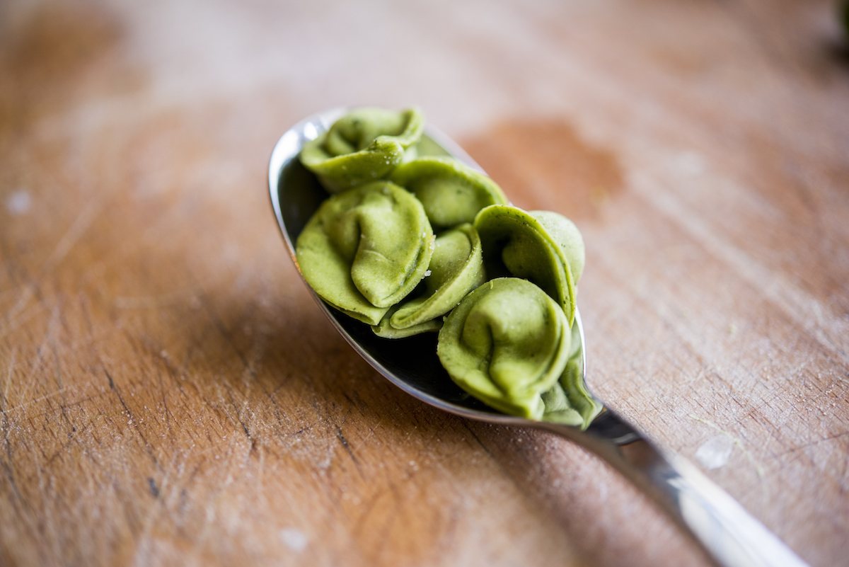 Cappellettini verdi con gricia, croccante di guanciale, consumato di manzo