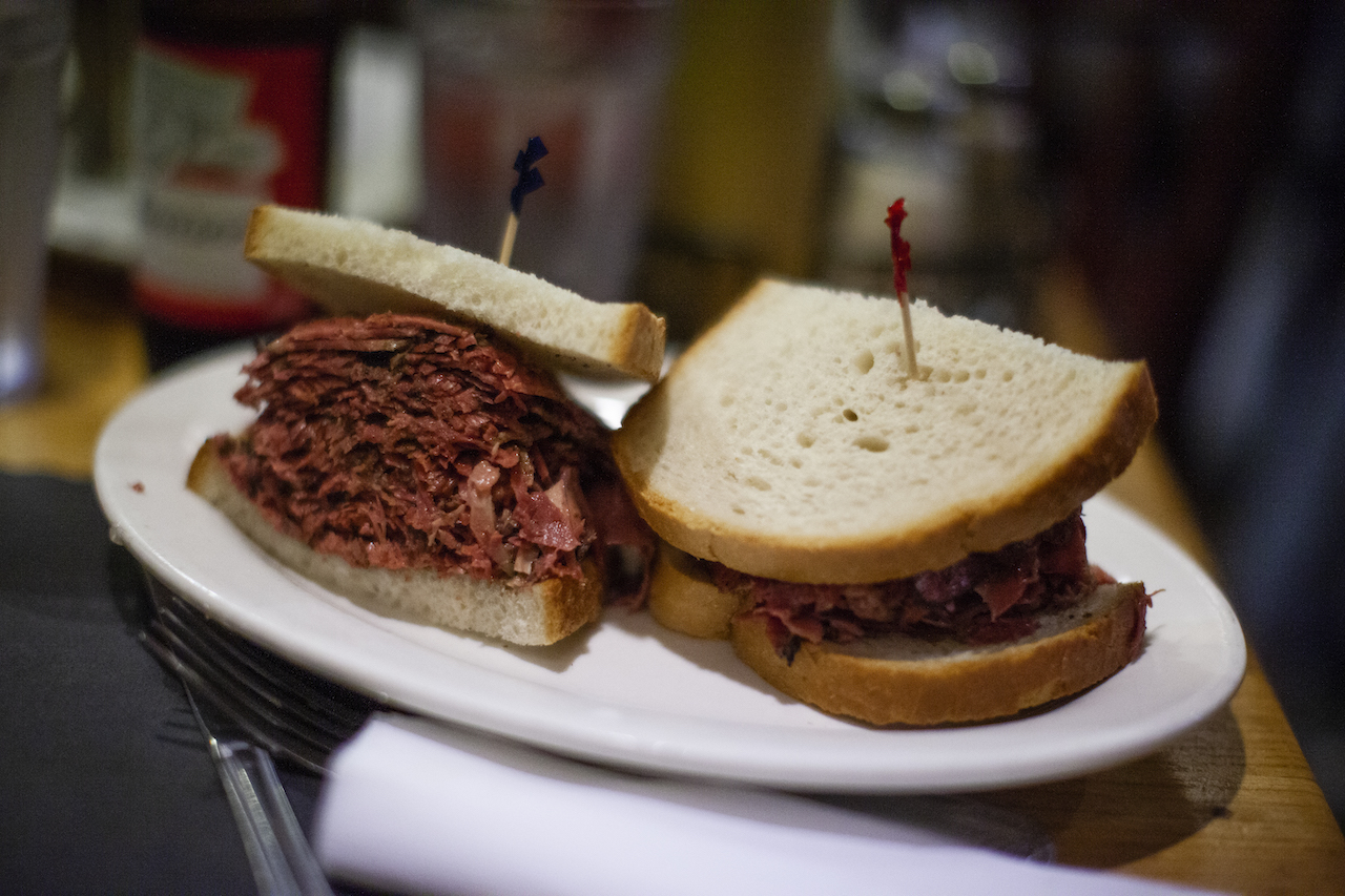 Sarge's, pastrami e parafernalia cinematografici.