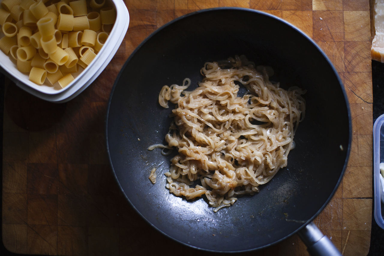 Mezzemaniche in Genovese à l'Oignon