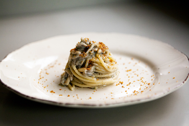 Spaghettoni con le fresche alici, e la sabbia di pane