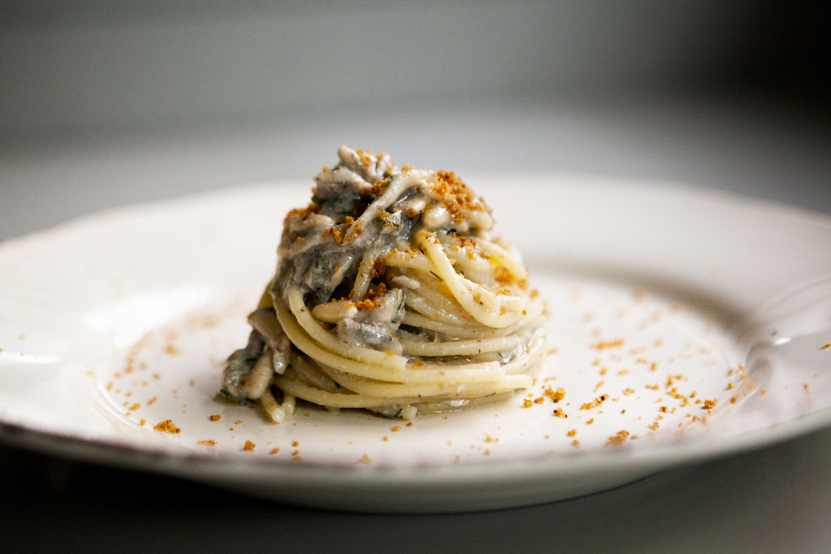 Spaghettoni con le fresche alici, e la sabbia di pane