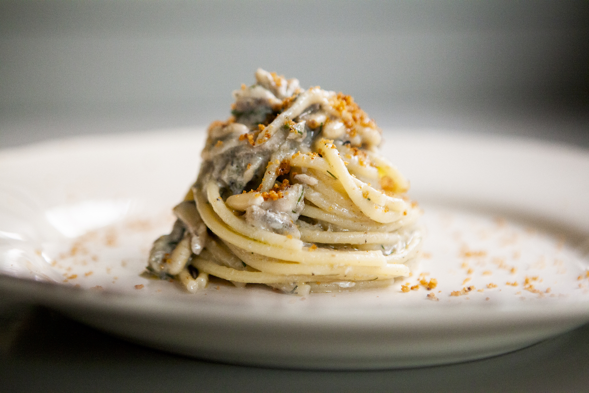 Spaghettoni con le fresche alici, e la sabbia di pane