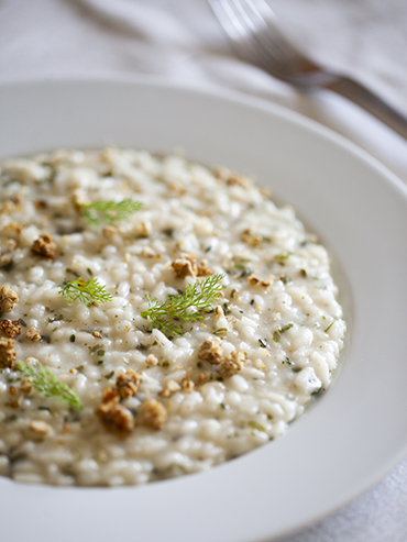 Risotto con l'aringa affumicata, gin e alghe