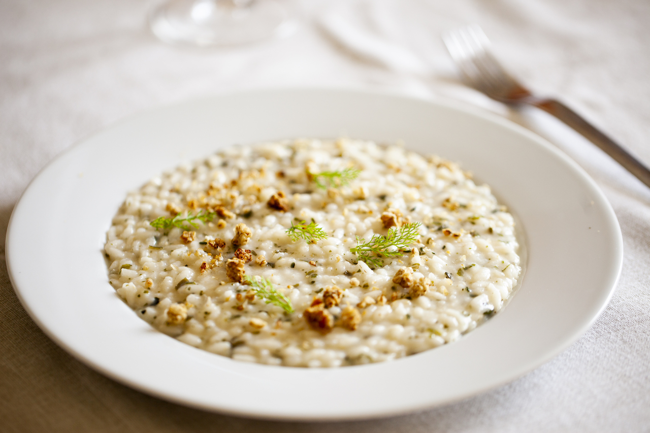 Risotto con l'aringa affumicata, gin e alghe