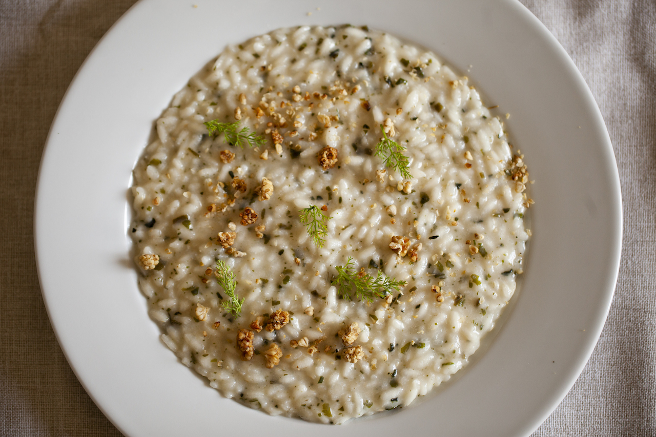 Risotto con l'aringa affumicata, gin e alghe