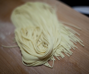 Spaghetti fatti in casa, pomodori infornati e pancetta