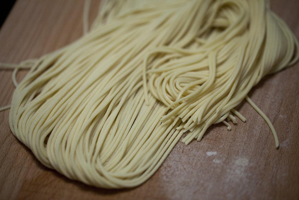 Spaghetti fatti in casa, pomodori infornati e pancetta