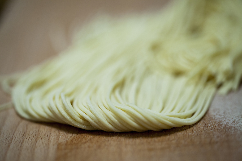 Spaghetti fatti in casa, pomodori infornati e pancetta