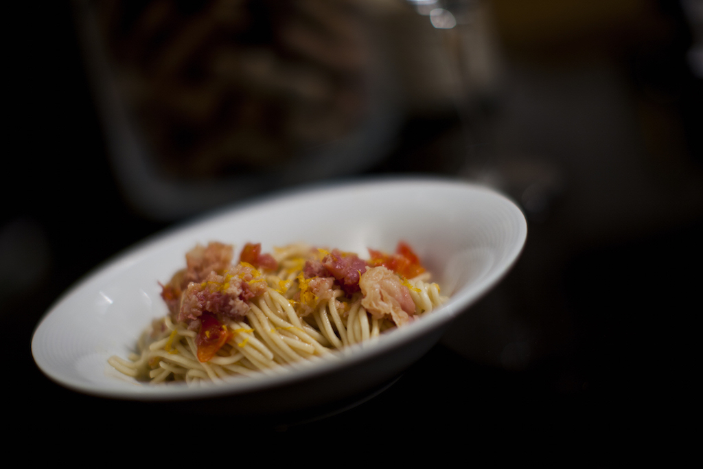 Spaghetti fatti in casa, pomodori infornati e pancetta