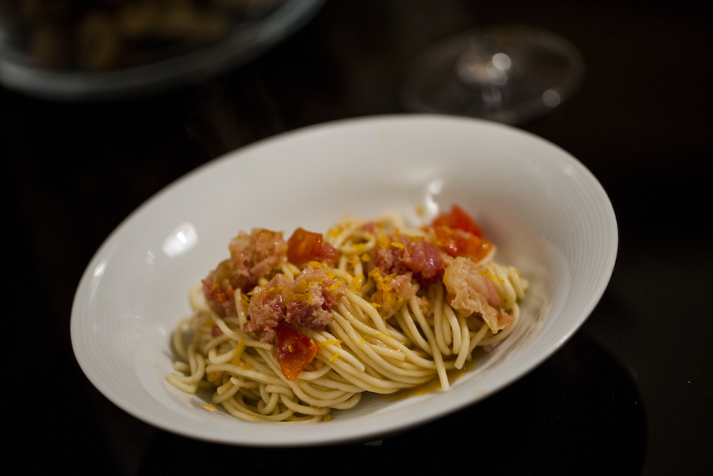 Spaghetti fatti in casa, pomodori infornati e pancetta