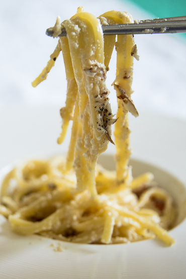 Linguine, ricotta fatta in casa, mandorle di Noto.