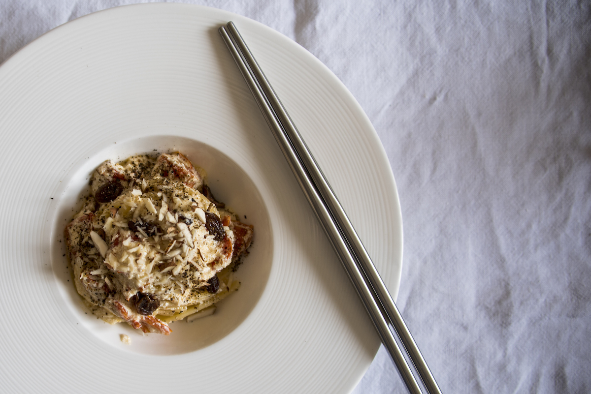 Linguine, ricotta fatta in casa, mandorle di Noto.