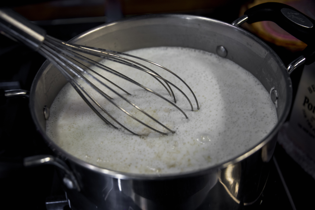 Linguine, ricotta fatta in casa, mandorle di Noto.