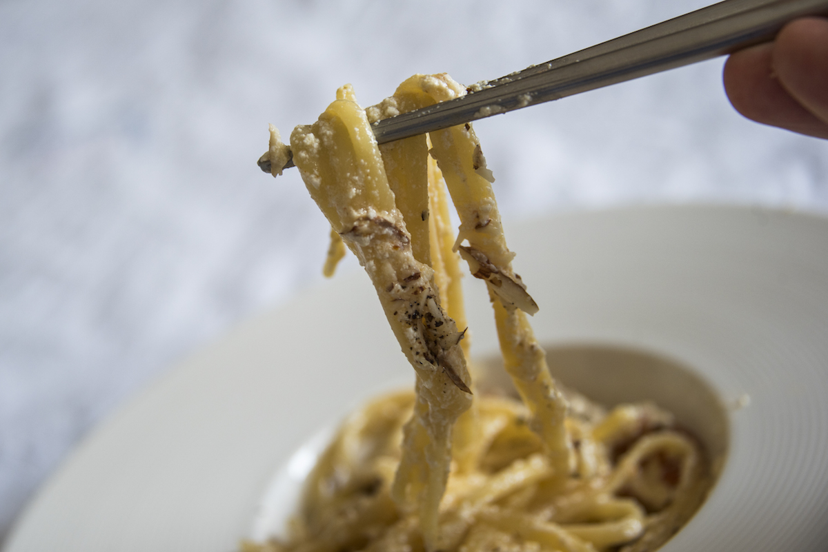 Linguine, ricotta fatta in casa, mandorle di Noto.