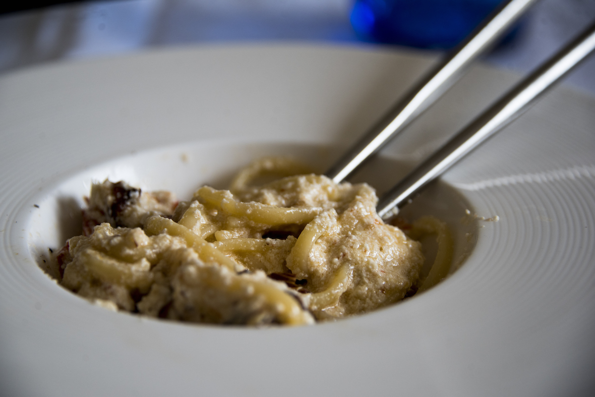 Linguine, ricotta fatta in casa, mandorle di Noto.