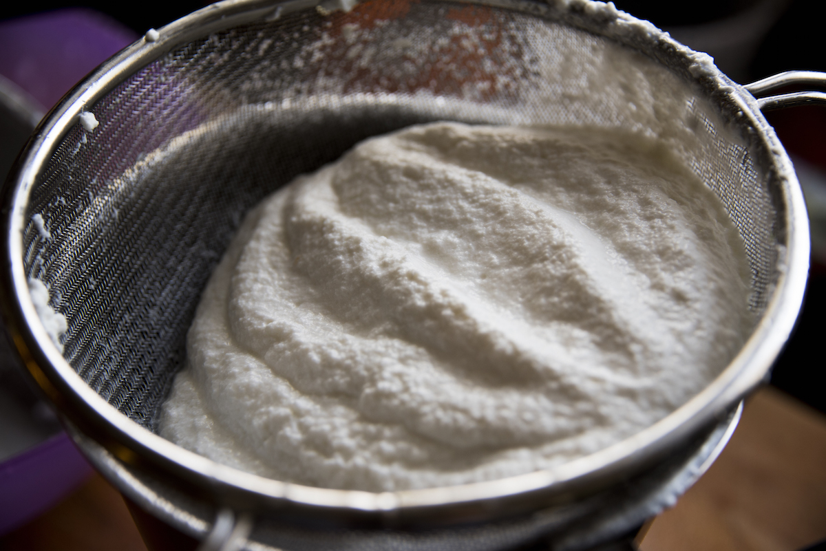 Linguine, ricotta fatta in casa, mandorle di Noto.