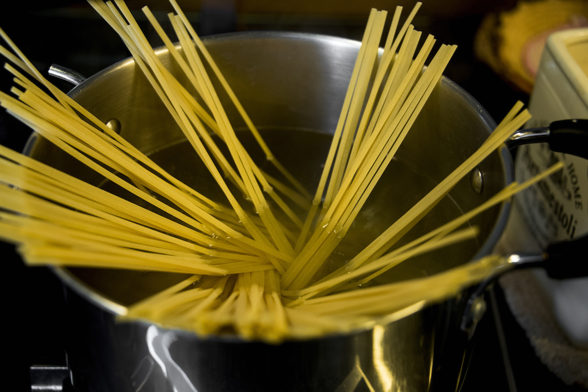 Linguine, ricotta fatta in casa, mandorle di Noto.