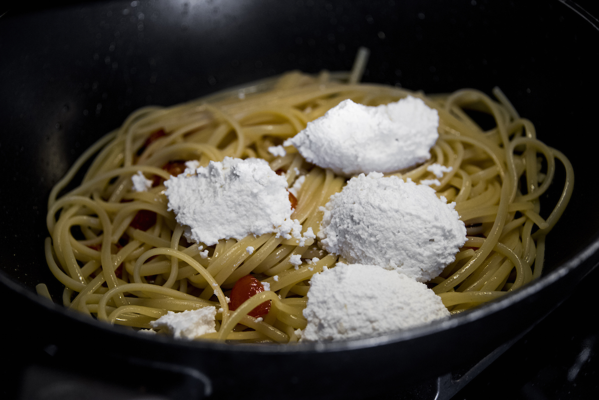 Linguine, ricotta fatta in casa, mandorle di Noto.