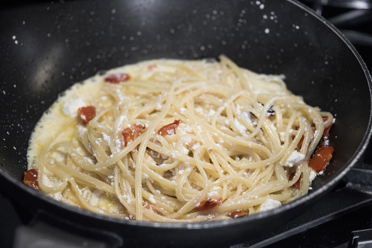 Linguine, ricotta fatta in casa, mandorle di Noto.