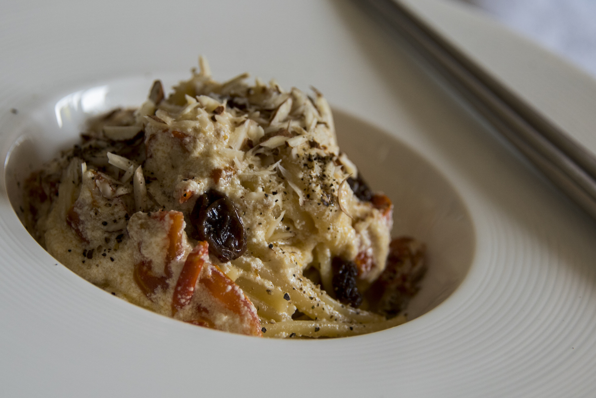 Linguine, ricotta fatta in casa, mandorle di Noto.