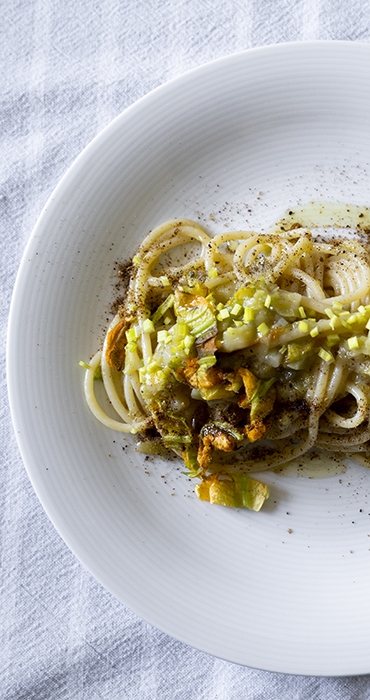 Spaghetti con i fiori di zucchina