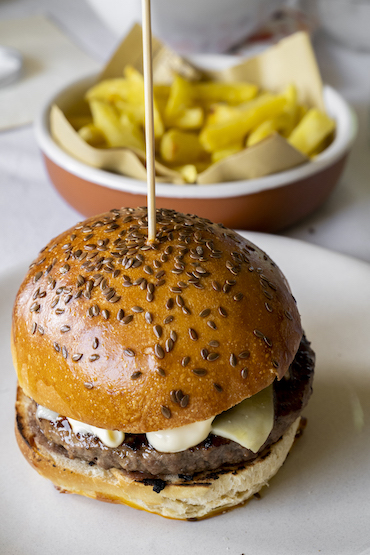 L'hamburger, il panino, la patatina fritta.