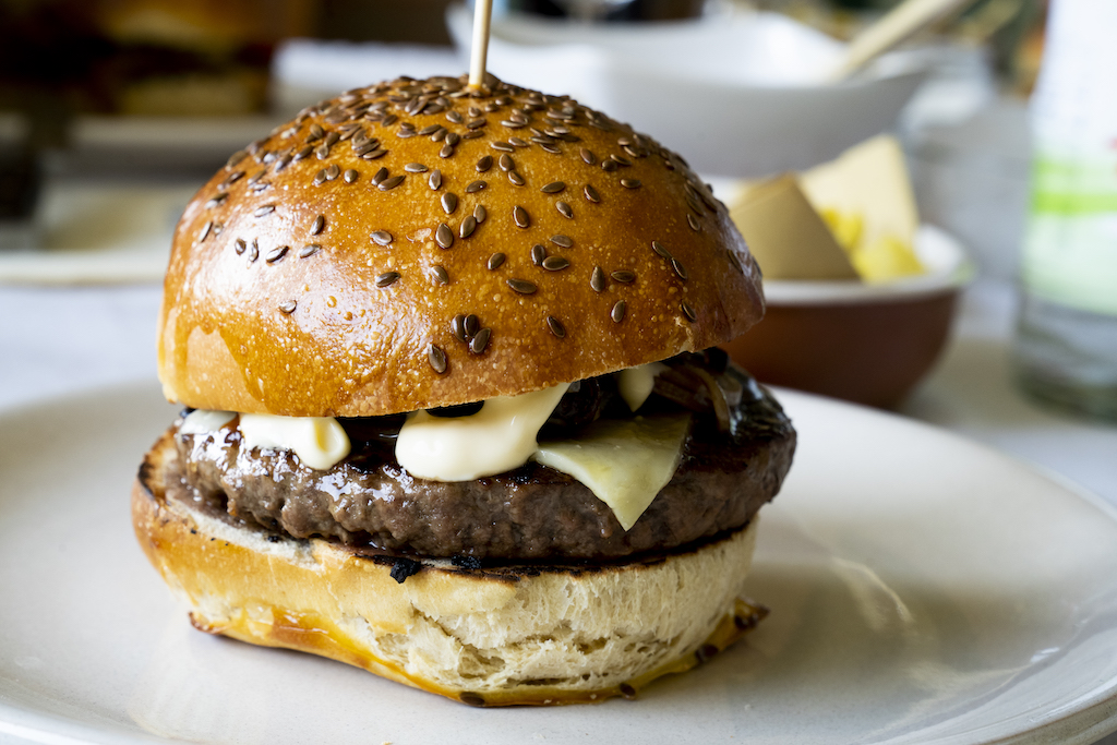 L'hamburger, il panino, la patatina fritta.