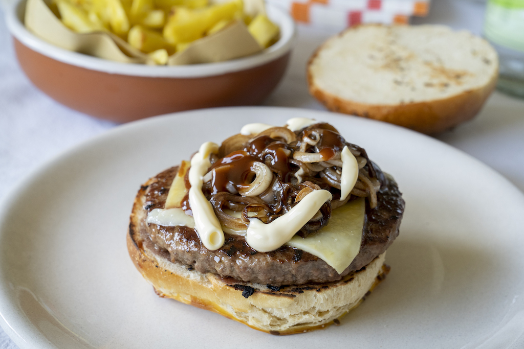 L'hamburger, il panino, la patatina fritta.