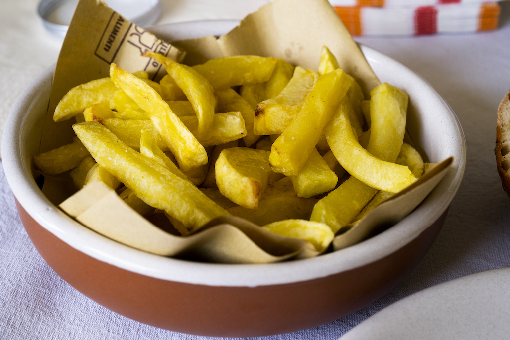 L'hamburger, il panino, la patatina fritta.