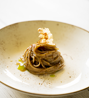 Spaghetti di farro, fondo di cipolla arrosto e pistilli di zafferano