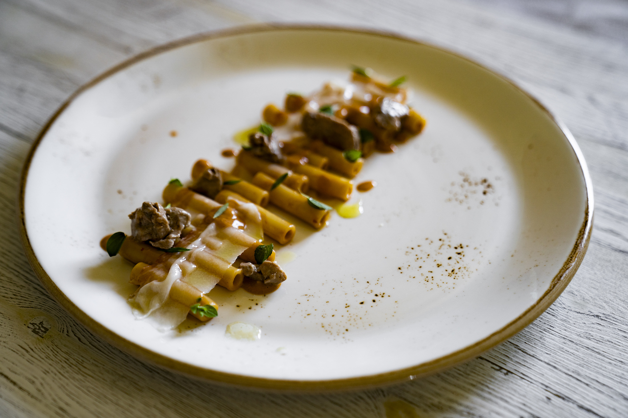 Ziti con salsa di fegato di merluzzo e nduja, lardo ed erbe dell'orto