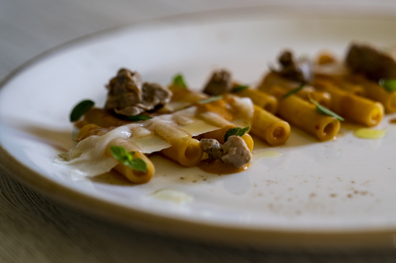 Ziti con salsa di fegato di merluzzo e nduja, lardo ed erbe dell'orto