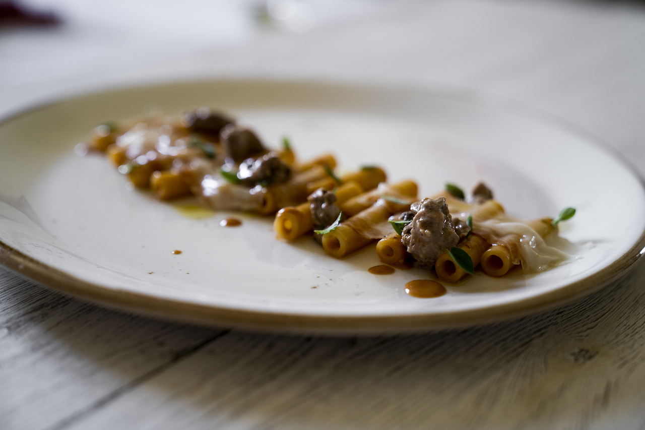 Ziti con salsa di fegato di merluzzo e nduja, lardo ed erbe dell'orto