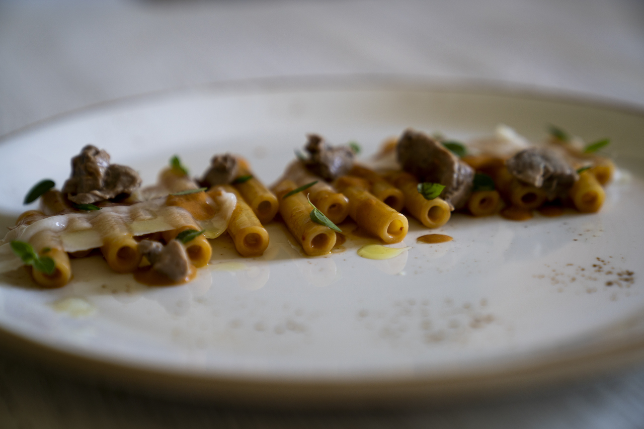 Ziti con salsa di fegato di merluzzo e nduja, lardo ed erbe dell'orto