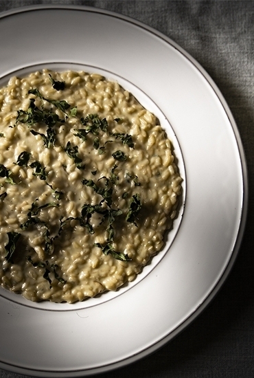 Risotto integrale, si può: gorgonzola e cavolo nero chips.