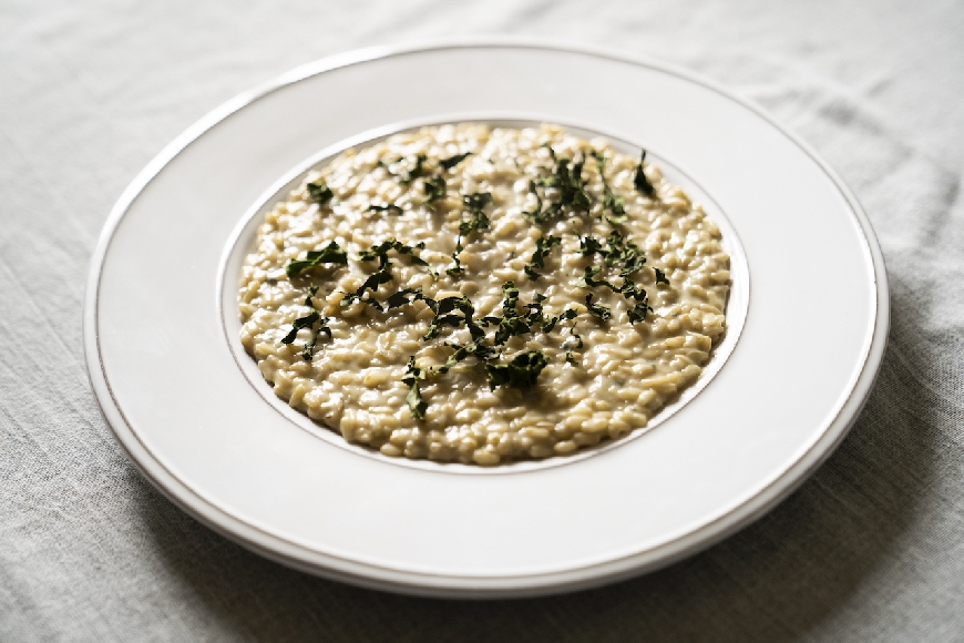 Risotto integrale, si può: gorgonzola e cavolo nero chips.